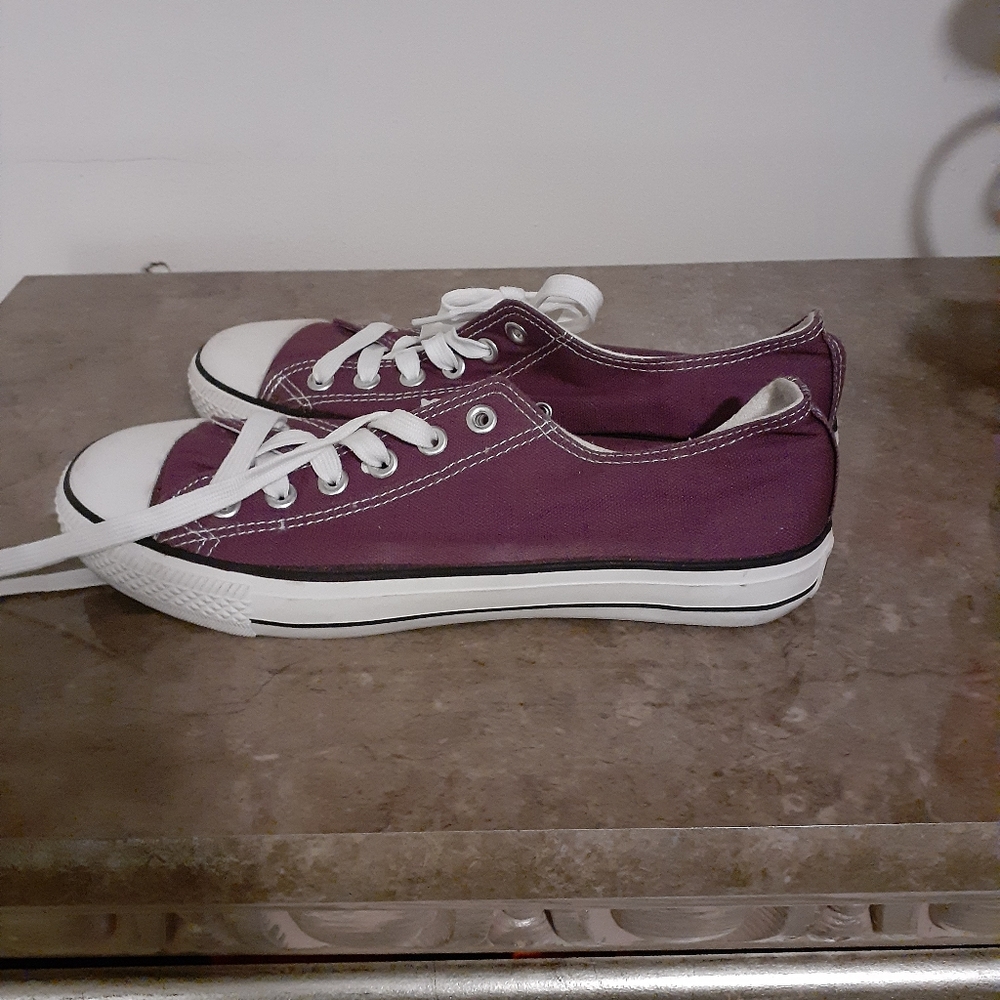 Tennis shoes